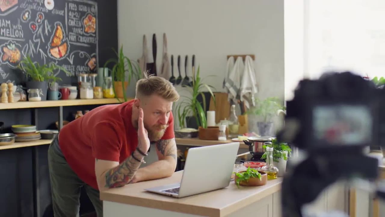 Zelfstandige aan het werk achter een laptop.